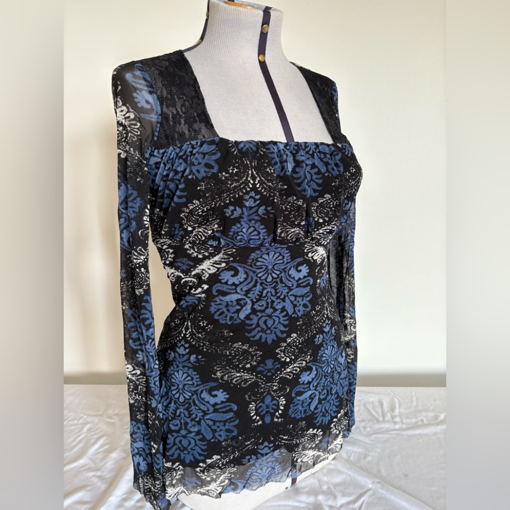 INC Beautiful top w lace accents